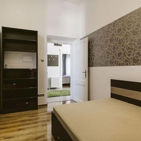 בודפשט Lovely Purplish Apartment Heart Of The City מראה חיצוני תמונה