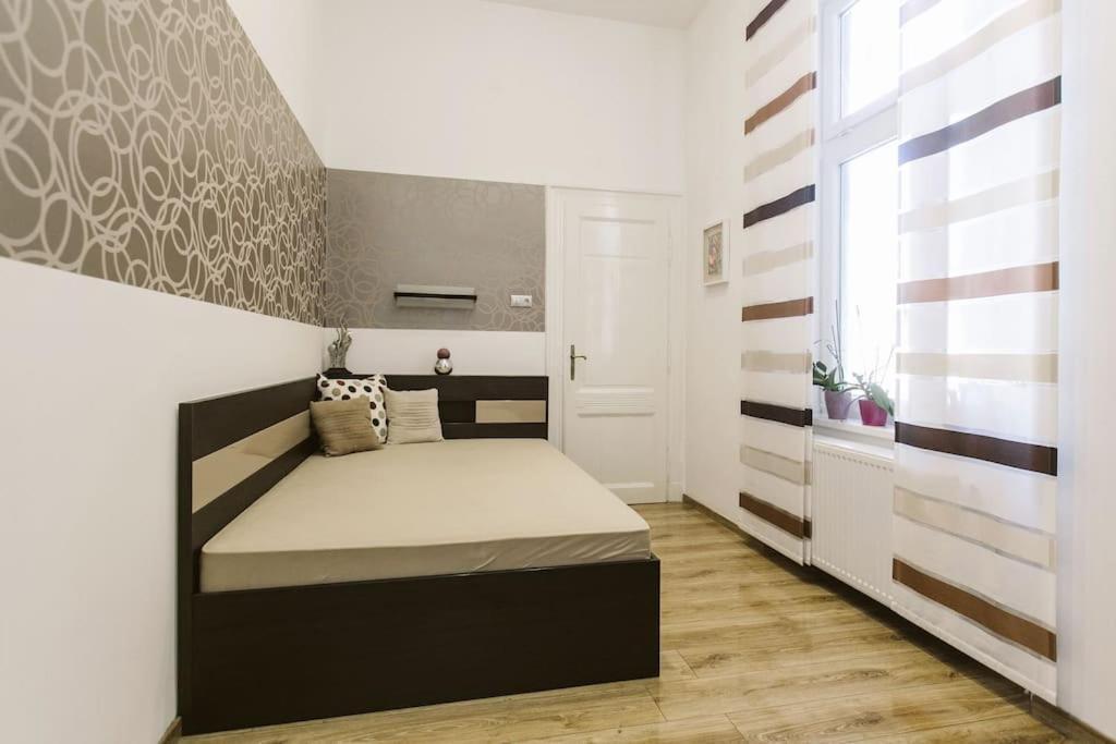 בודפשט Lovely Purplish Apartment Heart Of The City מראה חיצוני תמונה