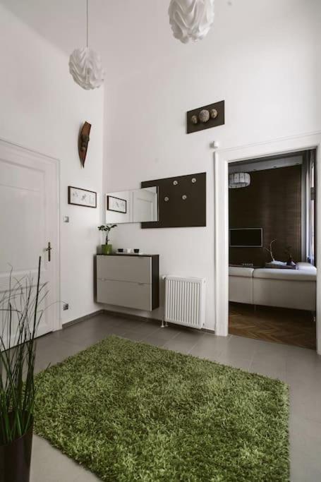 בודפשט Lovely Purplish Apartment Heart Of The City מראה חיצוני תמונה