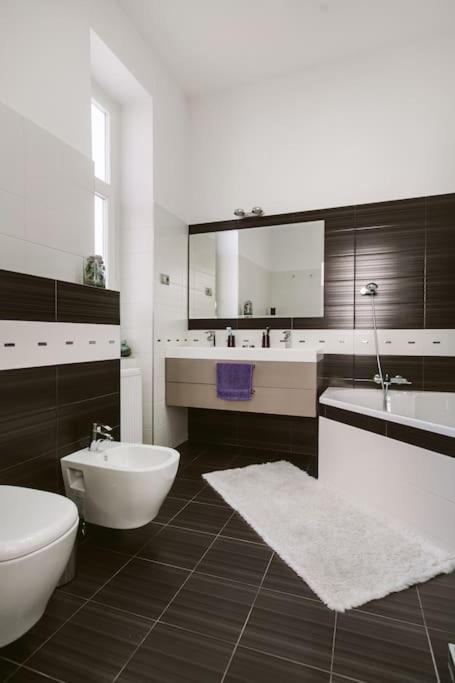בודפשט Lovely Purplish Apartment Heart Of The City מראה חיצוני תמונה