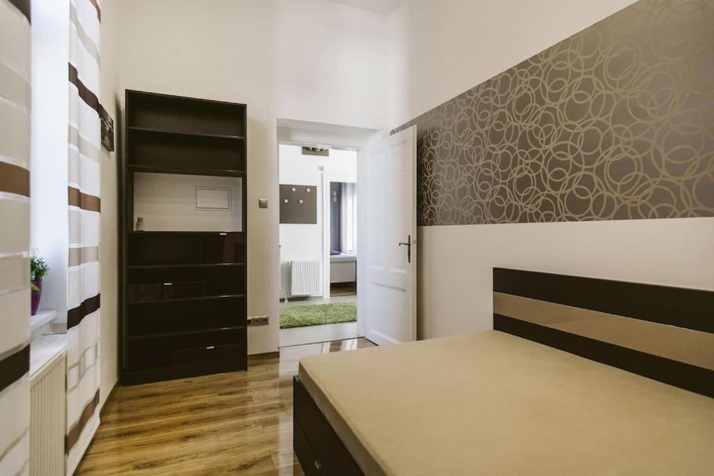 בודפשט Lovely Purplish Apartment Heart Of The City מראה חיצוני תמונה