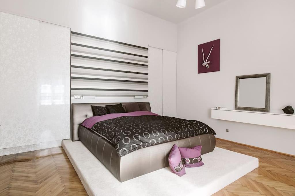בודפשט Lovely Purplish Apartment Heart Of The City מראה חיצוני תמונה