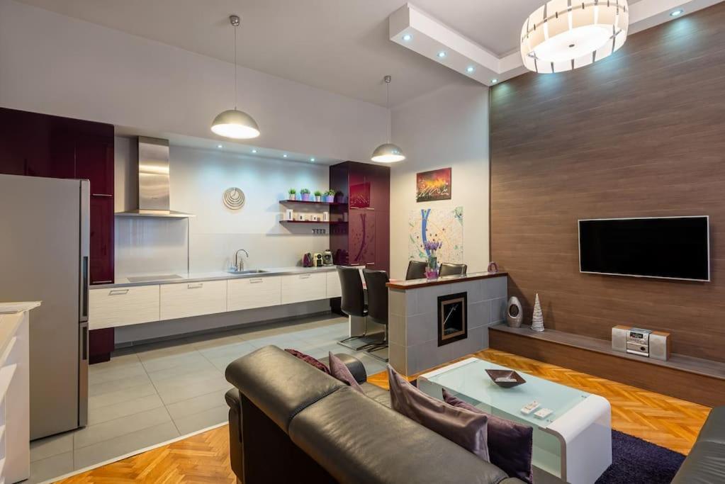 בודפשט Lovely Purplish Apartment Heart Of The City מראה חיצוני תמונה