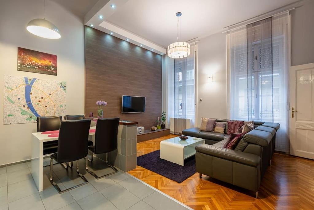 בודפשט Lovely Purplish Apartment Heart Of The City מראה חיצוני תמונה